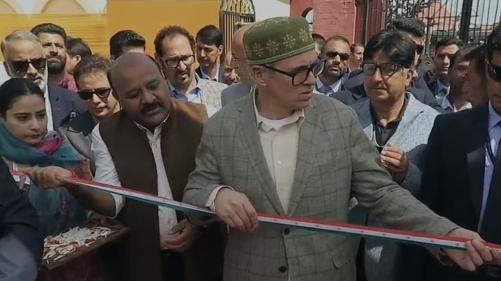 कश्मीर हाट में दिखा राष्ट्रध्वज के प्रति सम्मान, मुख्यमंत्री उमर अब्दुल्ला की जमकर तारीफ. (Photo: ITG)