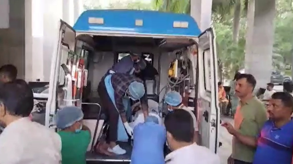 मेडिकल कॉलेज अस्पताल में मृतकों के परिजनों की भारी भीड़ उमड़ पड़ी है. (Photo: ITG)