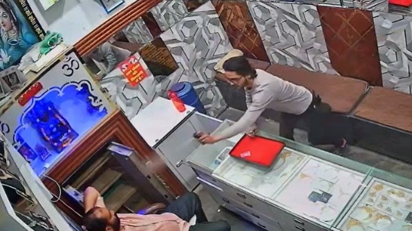 दुकान में लूट का वीडियो वायरल (Photo- Screengrab) 