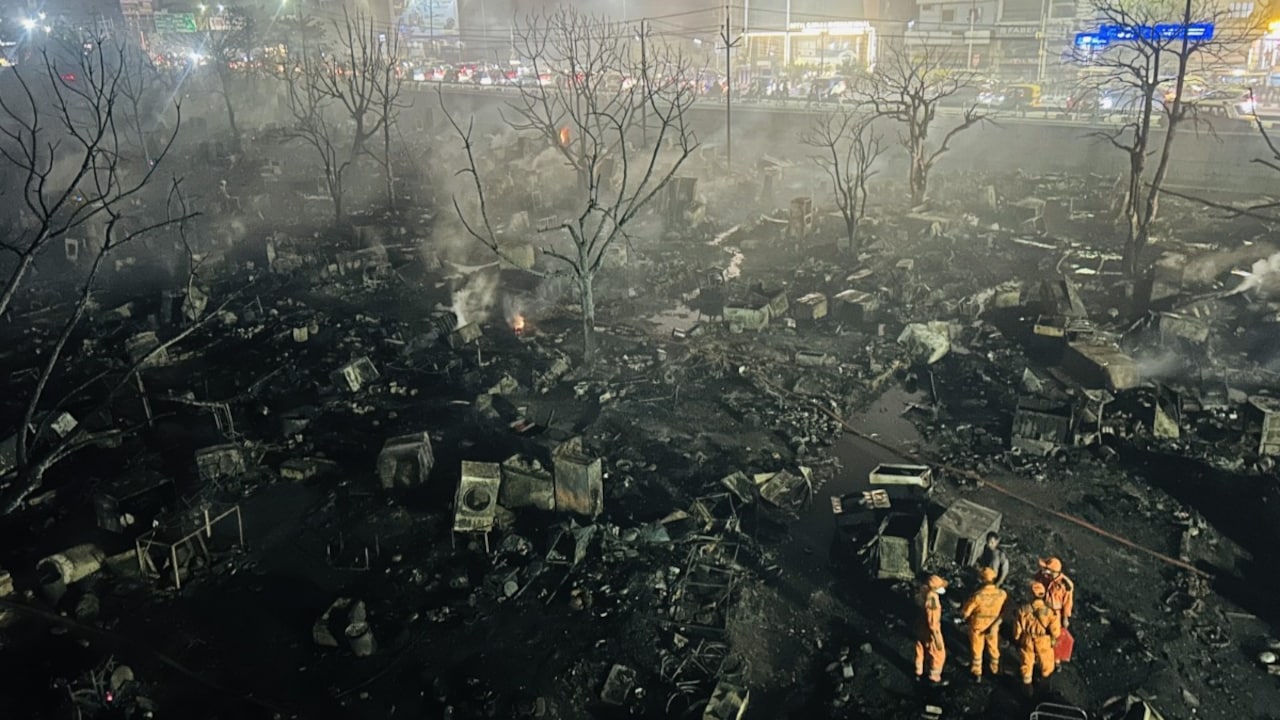 लखनऊ में 50 से ज्यादा झुग्गियों में लगी आग, 10 से ज्यादा सिलेंडर फटे