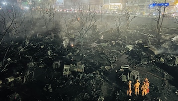 20 से अधिक दमकल गाड़ियों ने आग पर काबू पाया. Photo ITG 20 से अधिक दमकल गाड़ियों ने आग पर काबू पाया. Photo ITG