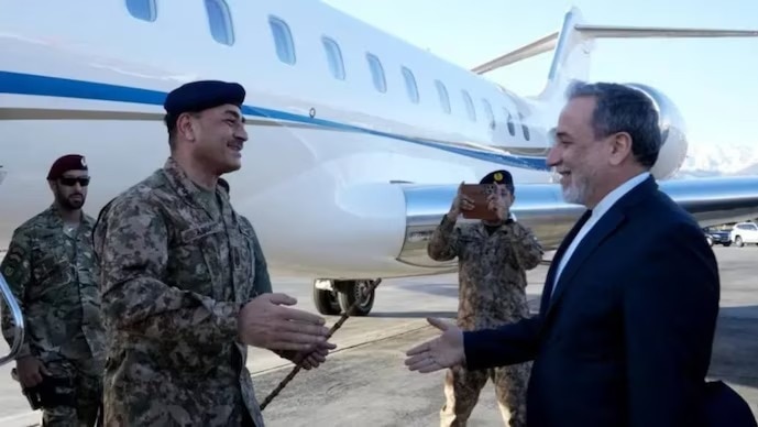 ईरानी विदेश मंत्री अब्बास अराघची ने आसिम मुनीर को रिसीव किया.