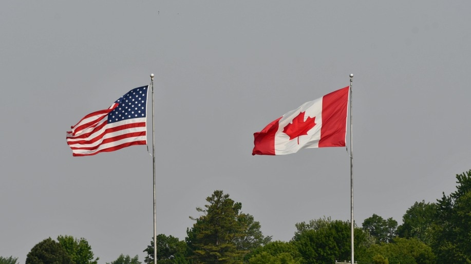 लाखों अमेरिकी नागरिक क्यों ले रहे कनाडा की नागरिकता?