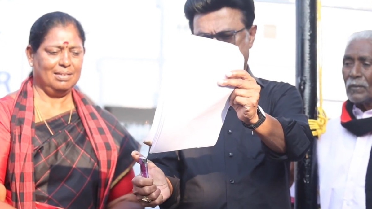 स्टालिन ने जलाई परिसीमन विधेयक की प्रति. (photo: Social Media @mkstalin)