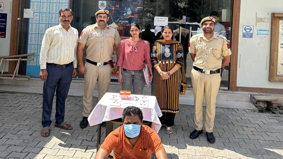 दिल्ली में रोमांस स्कैम, महिलाओं को फंसाने का फिल्मी तरीका, आई लव यू है रेड फ्लैग