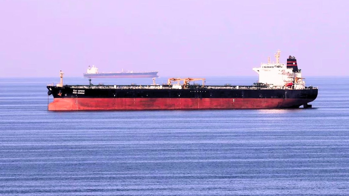 ब्लॉकेड के बावजूद खाड़ी में घुसा ईरानी सुपरटैंकर, अमेरिका को खुली चुनौती!