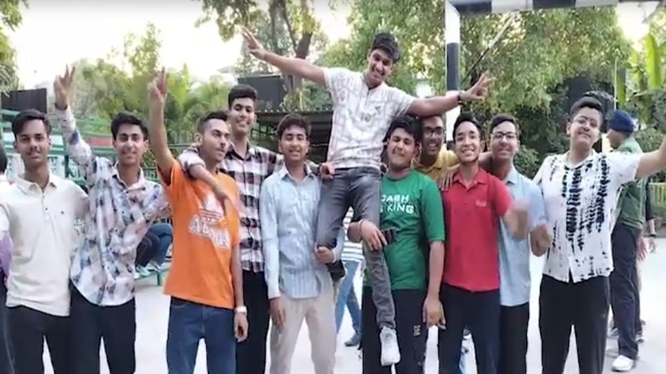 'किताबी कीड़ा' नहीं ऑल राउंडर! CBSE में 500 में 500 नंबर