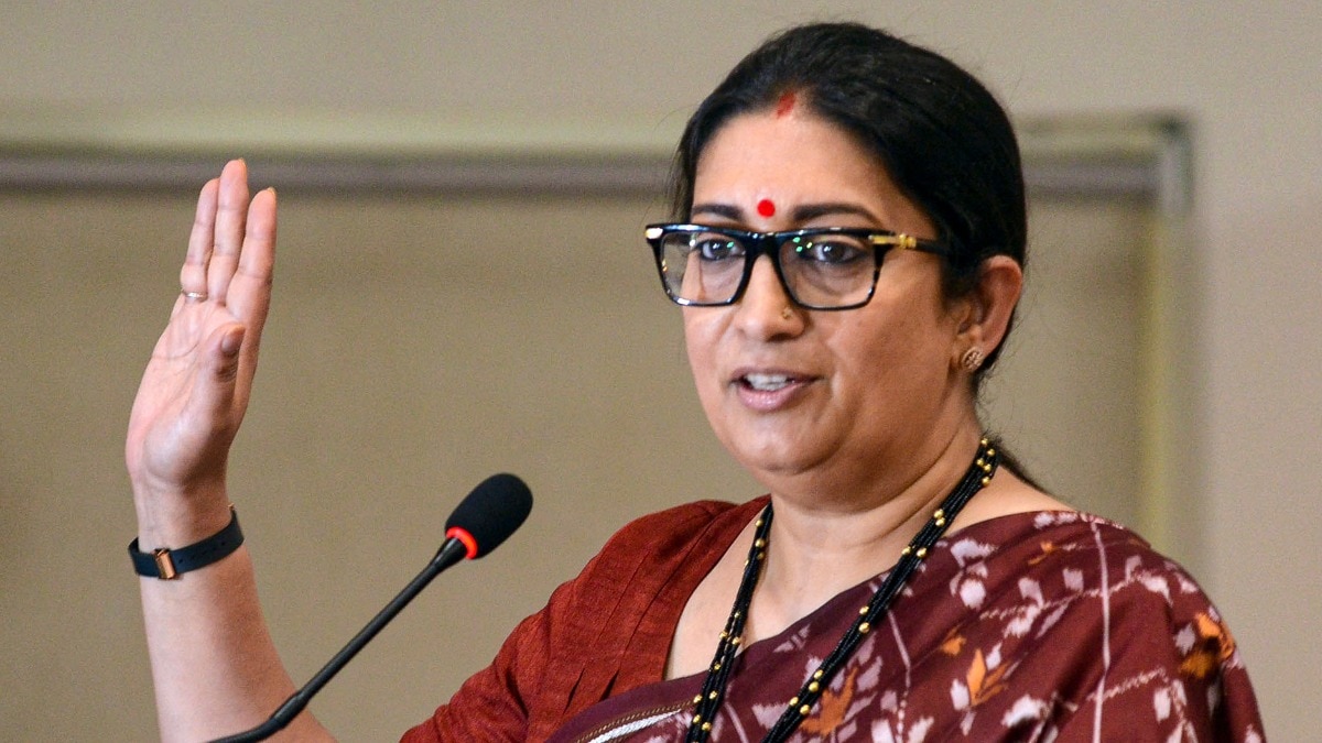 ‘संविधान समझे बिना बयान देना आसान’, प्रियंका पर स्मृति ईरानी का पलटवार