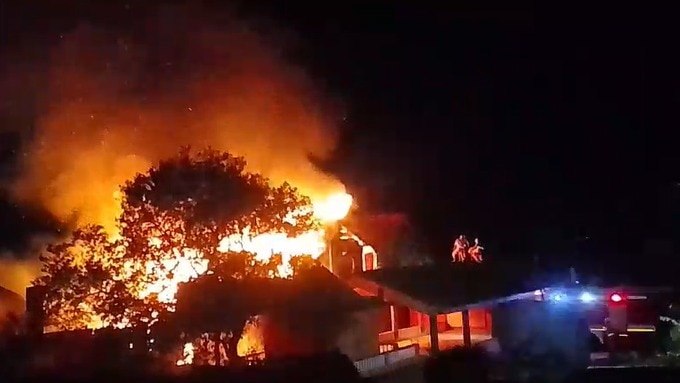 गोवा में अजोबा मंदिर के पास लगी आग, करोड़ों के लक्जरी कॉटेज जलकर हुई राख