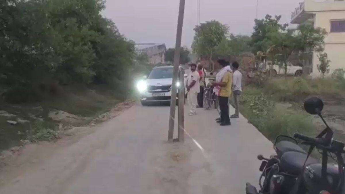 मिर्जापुर की गजब तस्वीर: सड़क के बीचों-बीच बिजली का खंभा, Video