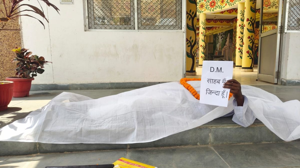 संतकबीर नगर के अस्पताल में स्वीपर के पद पर थे बुजुर्ग. (Photo: ITG)