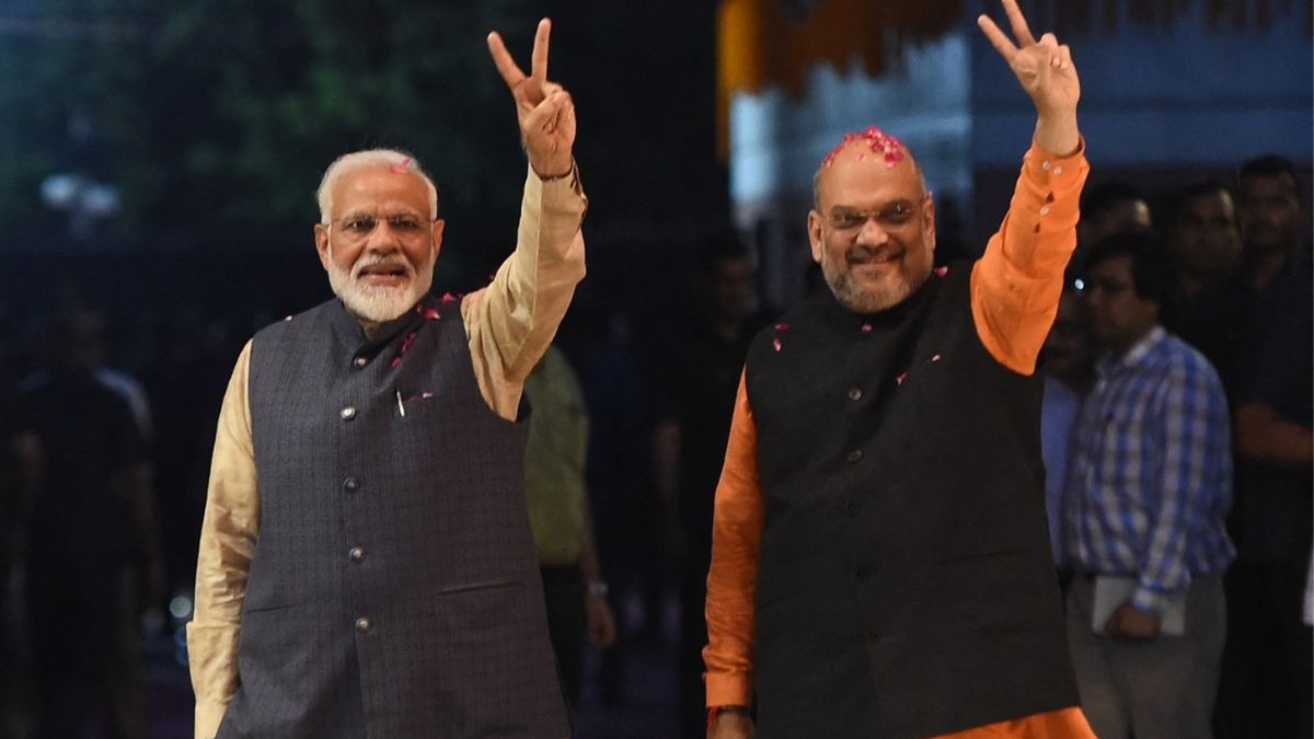 narendra modi amit shah victory sign