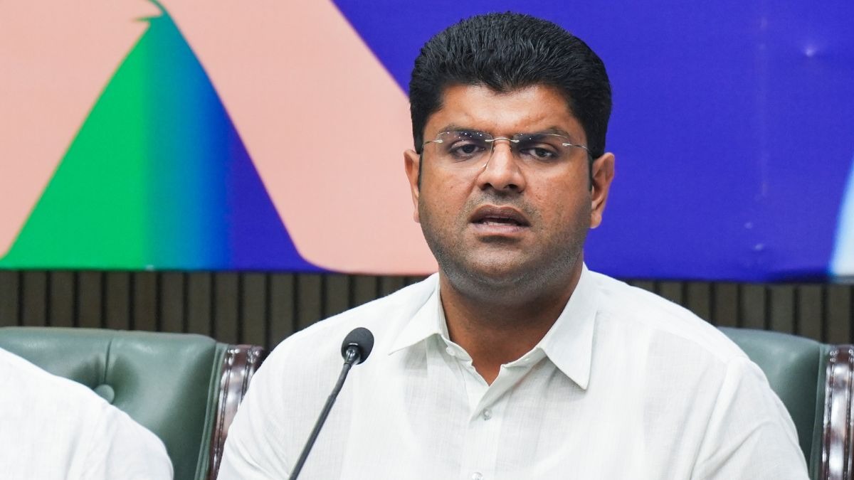 ‘गुंडों जैसा व्यवहार’, दुष्यंत चौटाला बोले- पुलिसकर्मी ने उन पर तानी पिस्टल