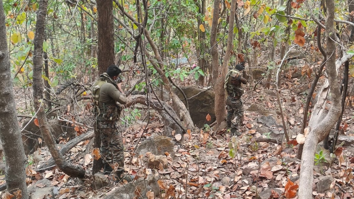 चतरा-हजारीबाग बॉर्डर पर सुरक्षाबलों और नक्सलियों  के बीच मुठभेड़  (Photo: ITG)