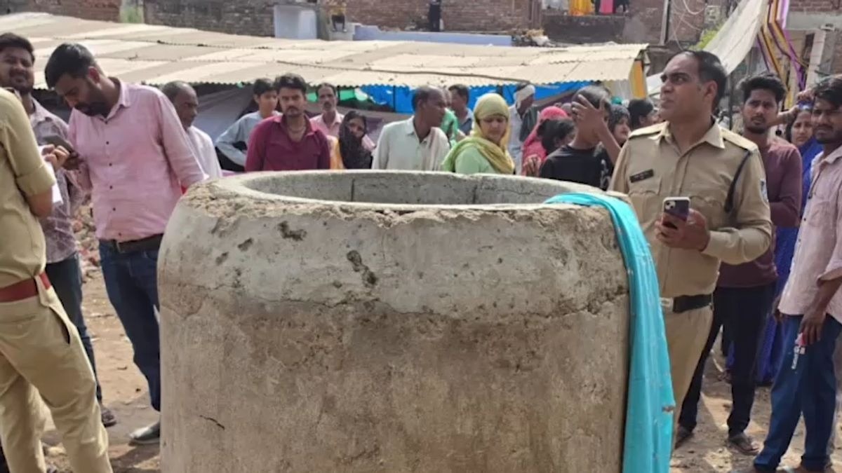 लोग बोले- सीवर चैंबर लंबे समय से खुला पड़ा था. (Photo: Screengrab)