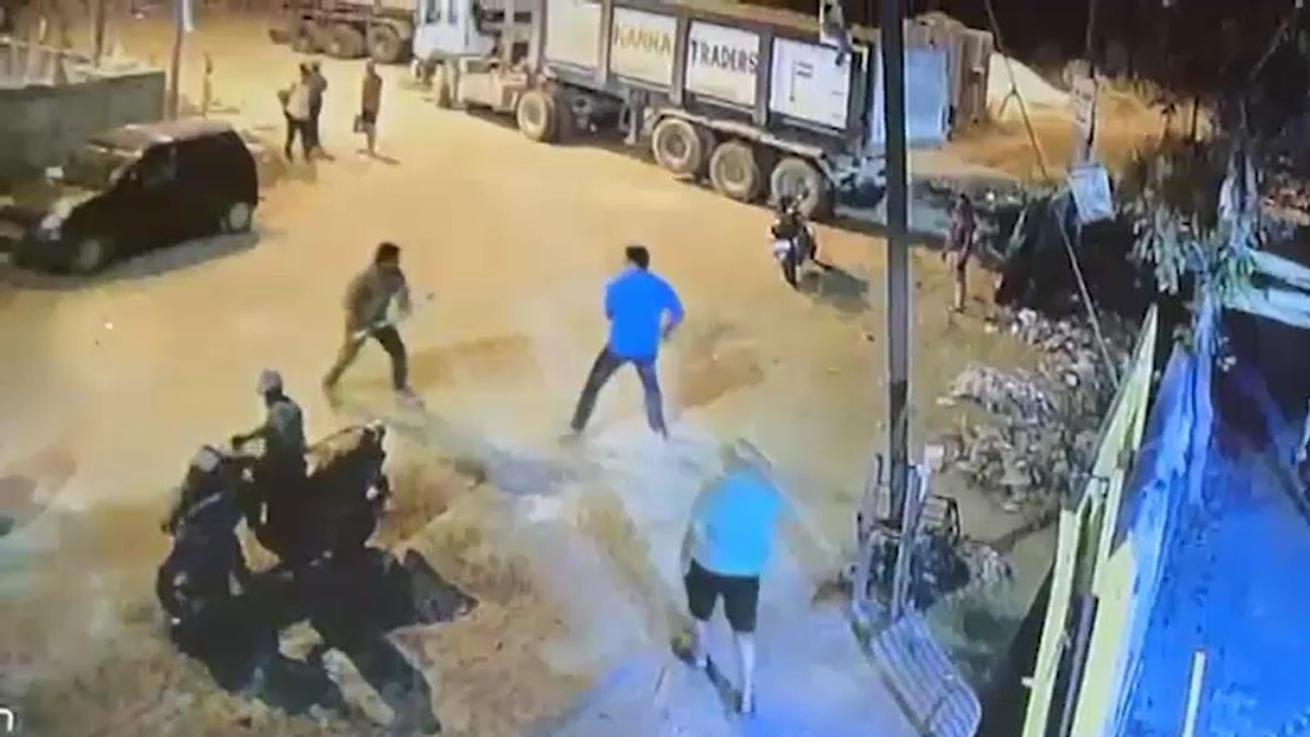 युवक को शक था- पत्नी से पड़ोसी का अफेयर है, तलवार से कर दिया अटैक