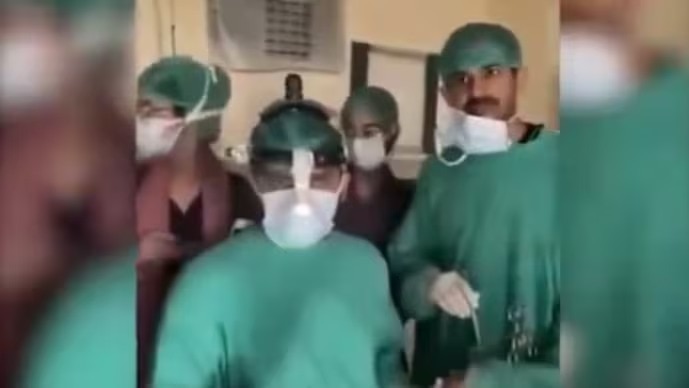 पाकिस्तान में बिजली संकट! VIP कमरे रोशन, अस्पतालों में छाया अंधेरा- सर्जन ने किया खुलासा