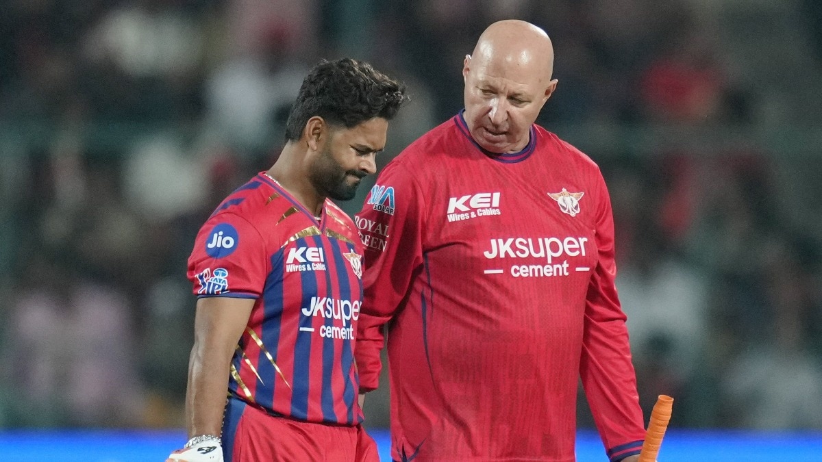 ऋषभ पंत को आरसीबी के खिलाफ मैच में बैटिंग के दौरान लगी थी चोट. (Photo: PTI)