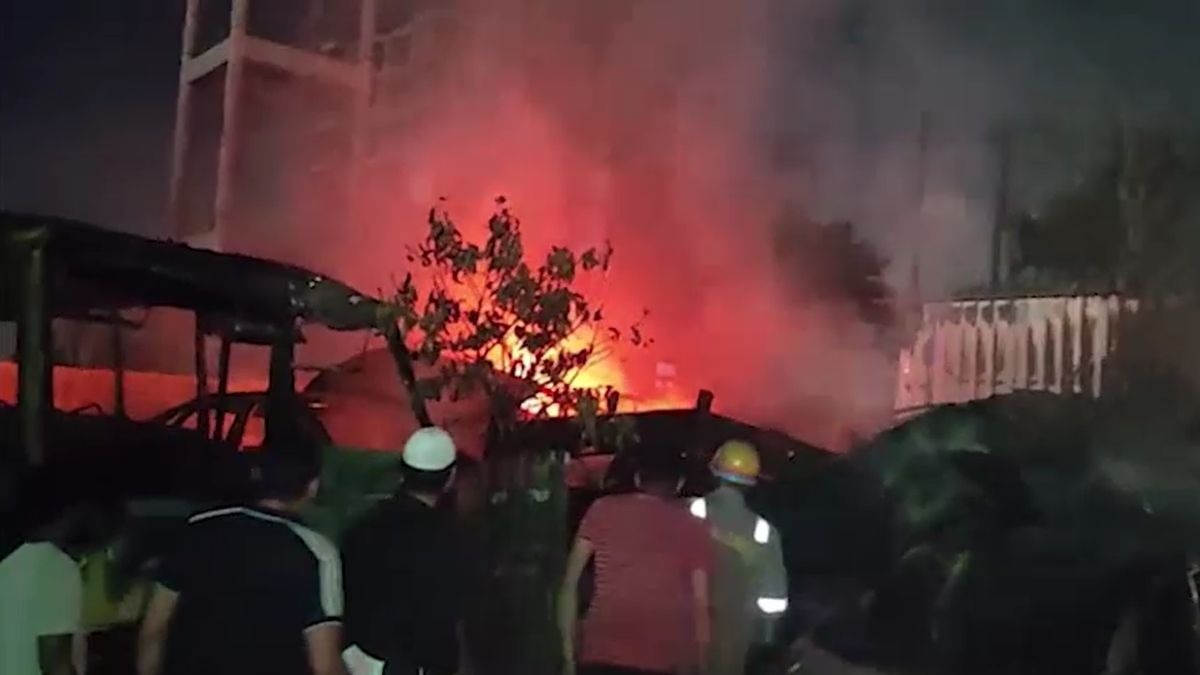 आग लगने से इलाके में फैल गया धुएं का गुबार. (Photo: Screengrab)