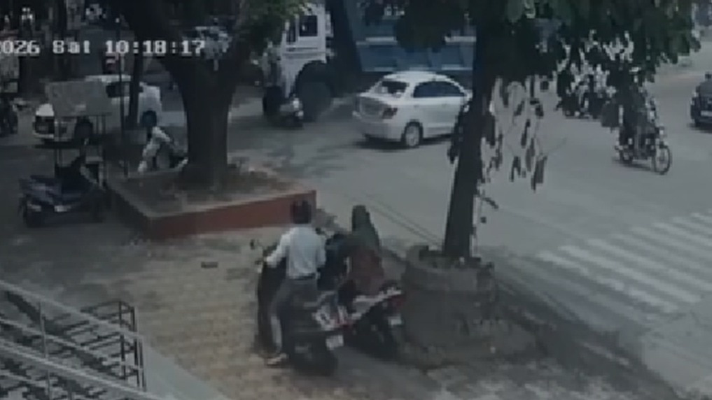 डंपर से कुचलने से महिला की हुई मौत. (Photo: Screengrab)