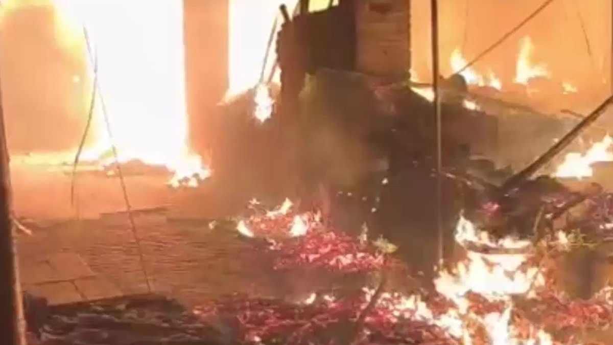 फिरोजाबाद: सब्जी मंडी में लगी भीषण आग, 50 से ज्यादा दुकानें जलकर राख... लाखों का हुआ नुकसान