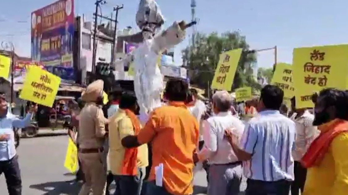 VIDEO: दौड़ा-दौड़ाकर पीट, फिर फाड़ डाले कपड़े... बजरंग दल कार्यकर्ताओं की सिपाही से बदसलूकी