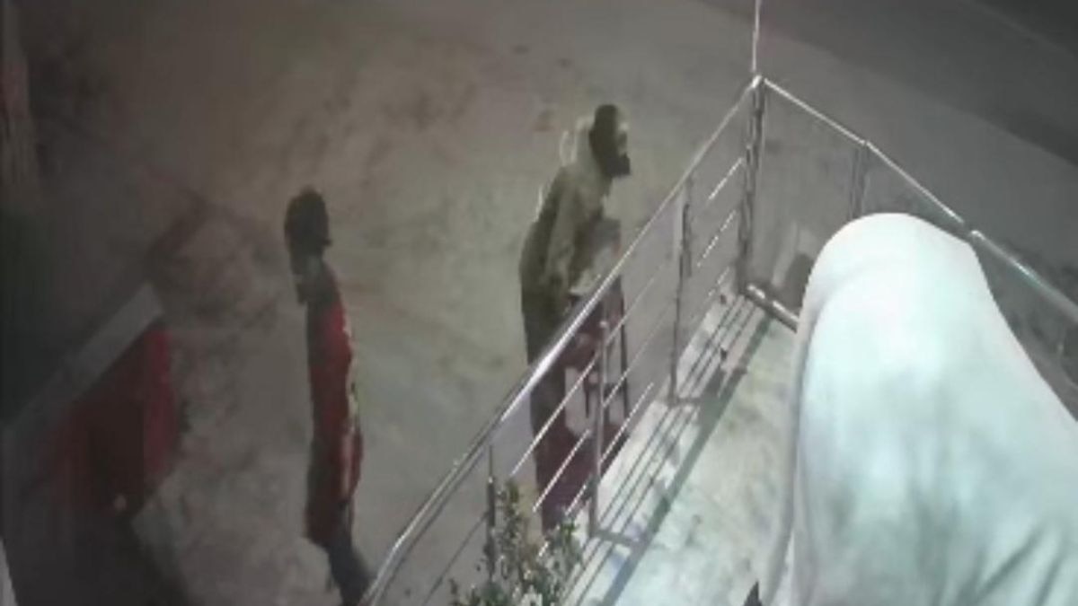 सामान ज्यादा था तो चोरों ने बुलाया ऑटो, मंदिर की दानपेटी भी ले गए, Video