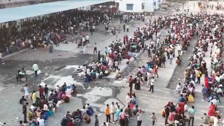 एलपीजी संकट के बीच सूरत में स्टेशन पर मची भगदड़