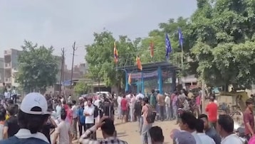 गाजियाबाद में आंबेडकर मूर्ति तोड़े जाने के बाद बवाल गाजियाबाद में आंबेडकर मूर्ति तोड़े जाने के बाद बवाल