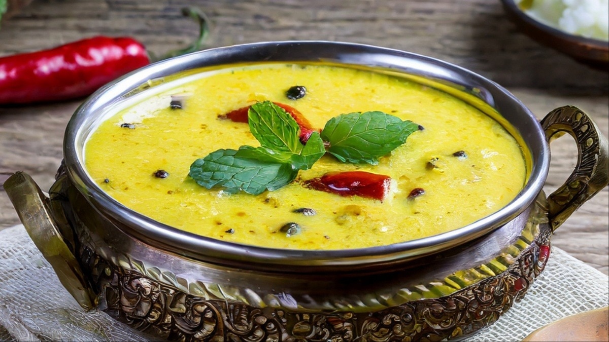 राजस्थानी कढ़ी बनाने की आसान रेसिपी (Photo- Adobe Stock)