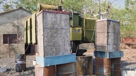 ट्रांसफॉर्मर बचाने के लिए अनोखा जुगाड़.(Photo: Vyenkatesh Dudamwar/ITG)