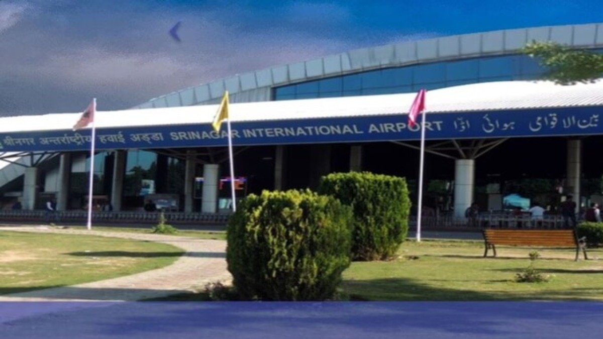 श्रीनगर एयरपोर्ट पर 2 अमेरिकी नागरिकों को सैटेलाइट फोन मिलने के बाद हिरासत में लेकर जांच शुरू की गई है (Photo: ITG)