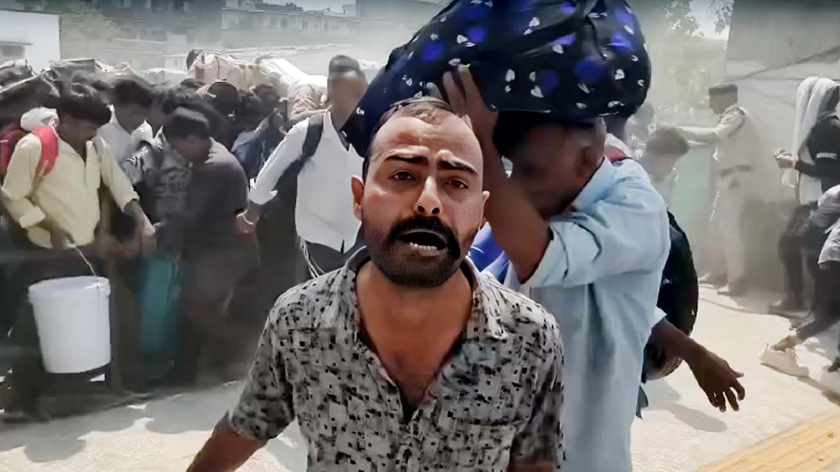 सूरत में हजारों की भीड़ ट्रेन पकड़ने के लिए स्टेशन पर उमड़ पड़ी. Photo ITG  