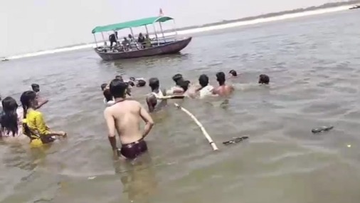 गंगा में बड़ा हादसा टला... स्नान के दौरान डूब रहे 3 श्रद्धालुओं को नाविकों ने बचाया