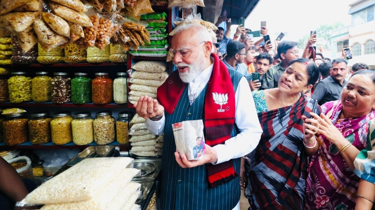 PM Modi enjoys Jhalmuri