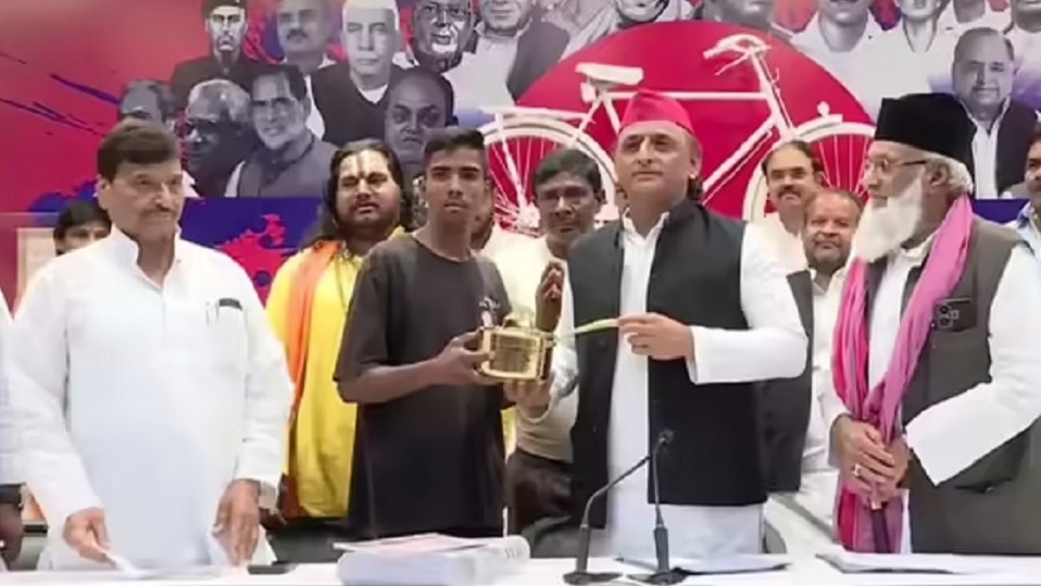 जिस चायवाले के यहां पड़ा छापा, अखिलेश ने उसे गिफ्ट किया पीतल का बर्तन