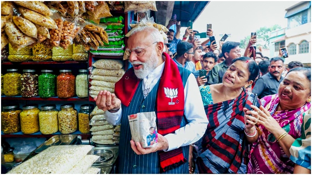 झाड़ग्राम में चुनावी रैली के बाद झालमुड़ी का लुत्फ उठाते प्रधानमंत्री नरेंद्र मोदी. (Photo: PTI)