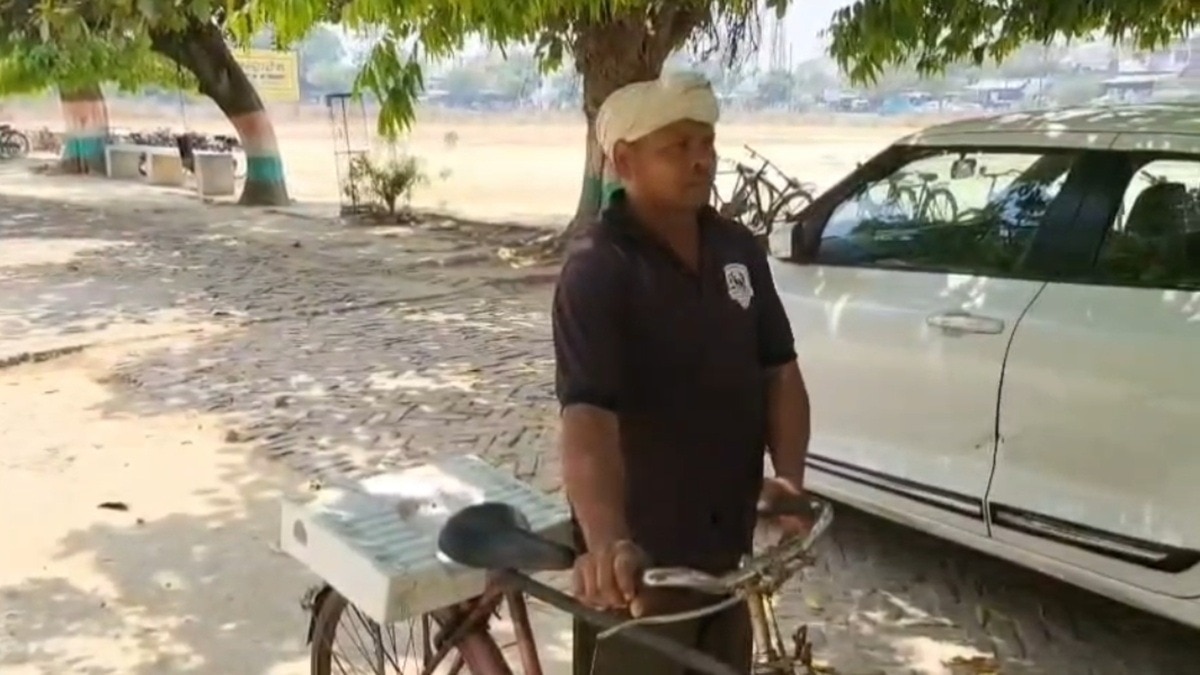 टॉयलेट सीट लेकर बेटी का नाम लिखाने स्कूल पहुंचा पिता?