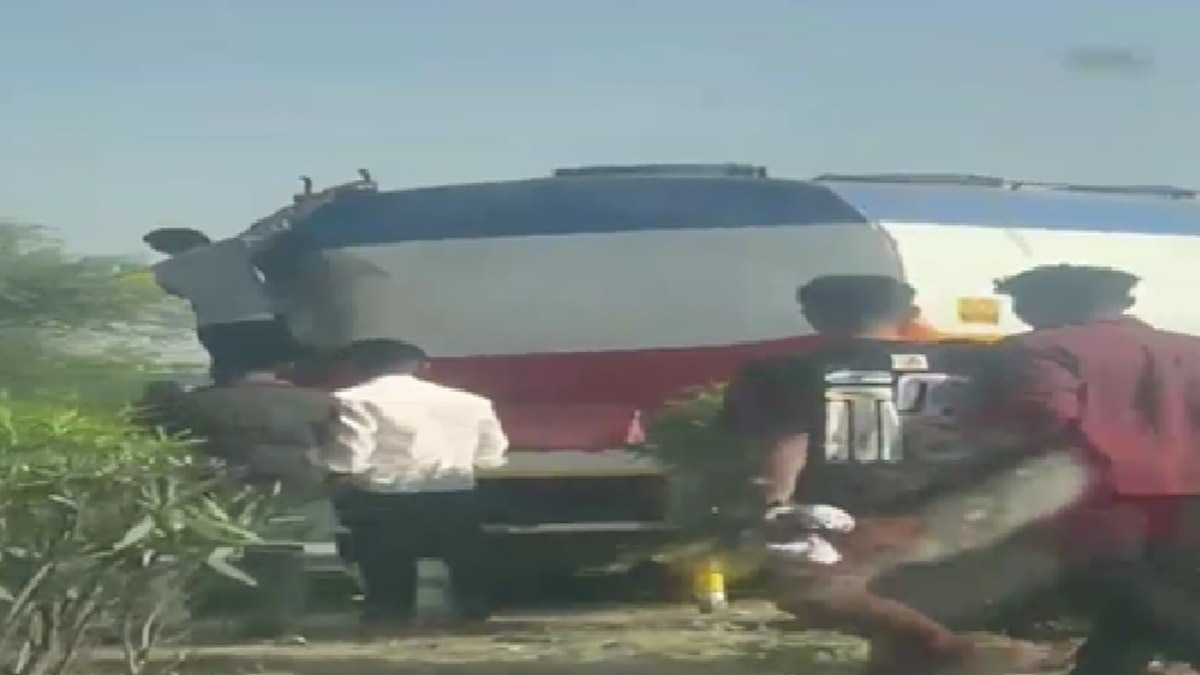 ग्रामीणों में टैंकर के तेल लूटने की मची होड़. (Photo: Screengrab)