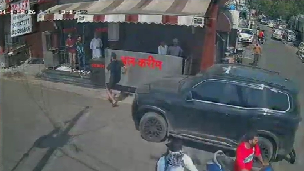 स्कॉर्पियो वाले ने की रौंदने की कोशिश (Photo: itg)