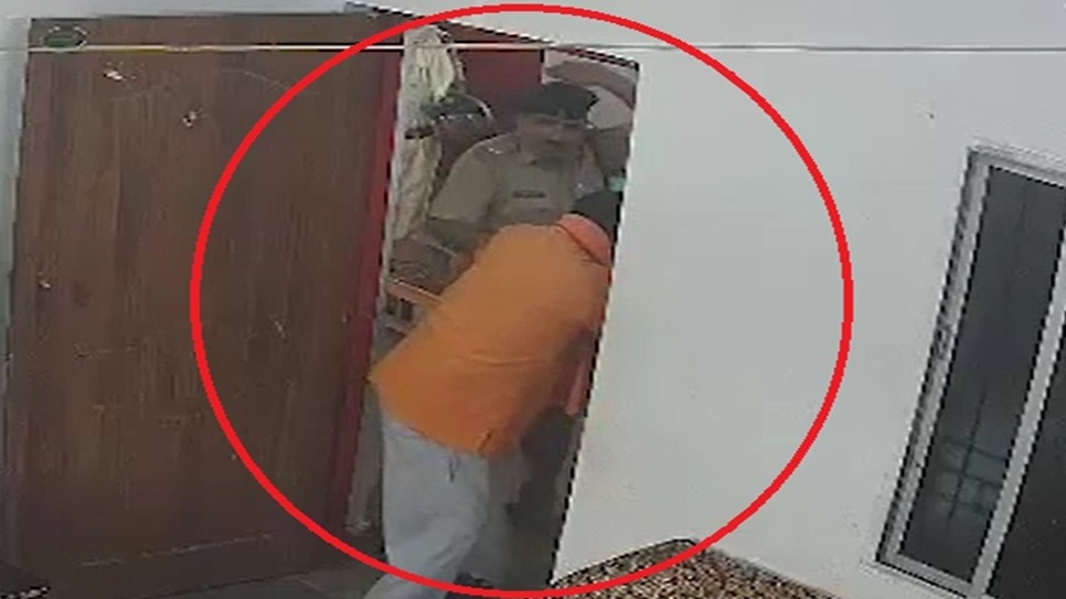 थाने में ASI ने व्यक्ति को बुरी तरह पीटा. (Photo: Screengrab)