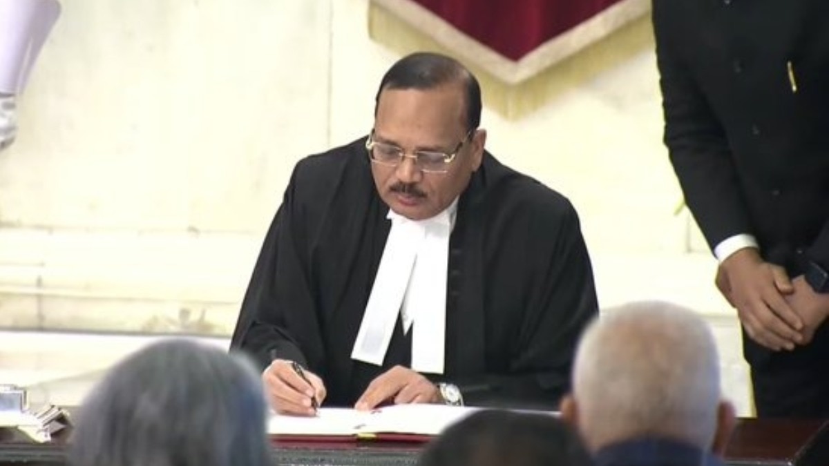 पश्चिम बंगाल में फॉर्म 6 के जरिए नए मतदाताओं को जोड़ने का मुद्दा टीएमसी ने सुप्रीम कोर्ट में उठाया. (File Photo: PTI)