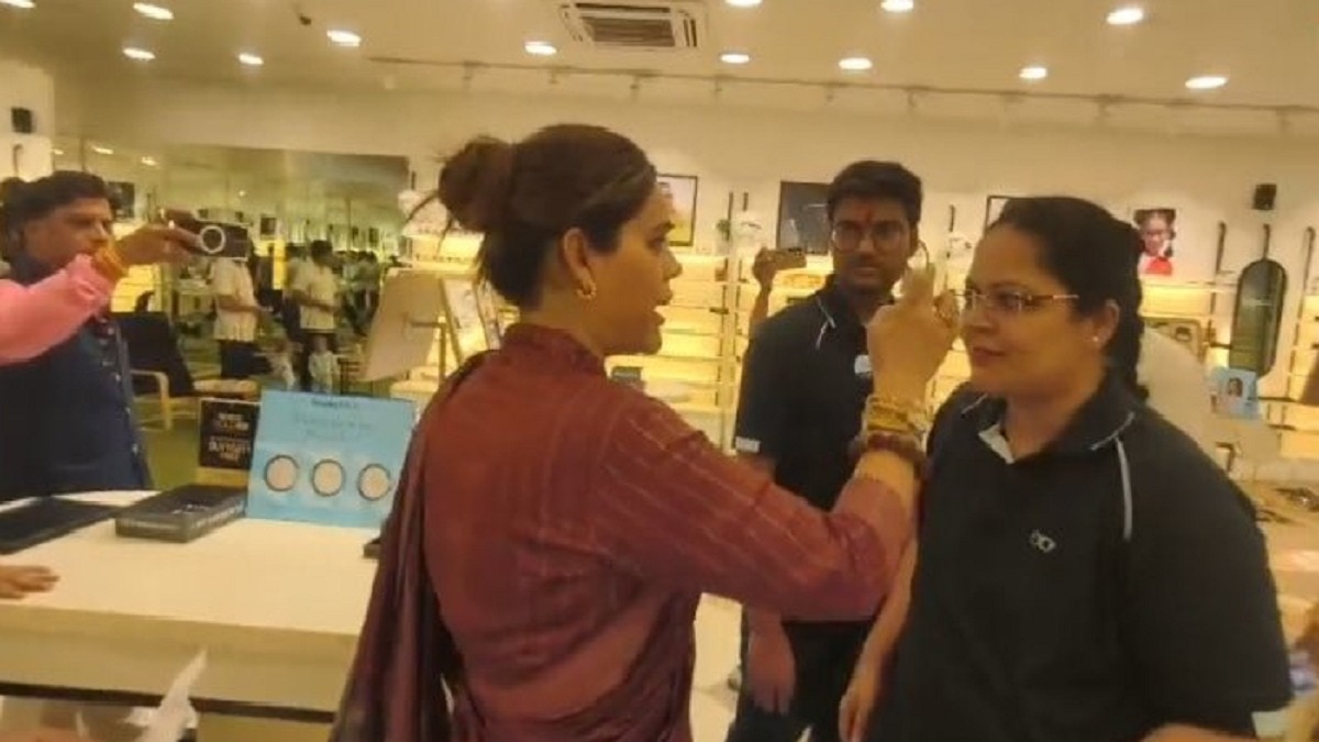 हिंदू संगठनों के कार्यकर्ताओं ने कर्मचारियों को तिलक लगाया. (Photo: Screengrab)