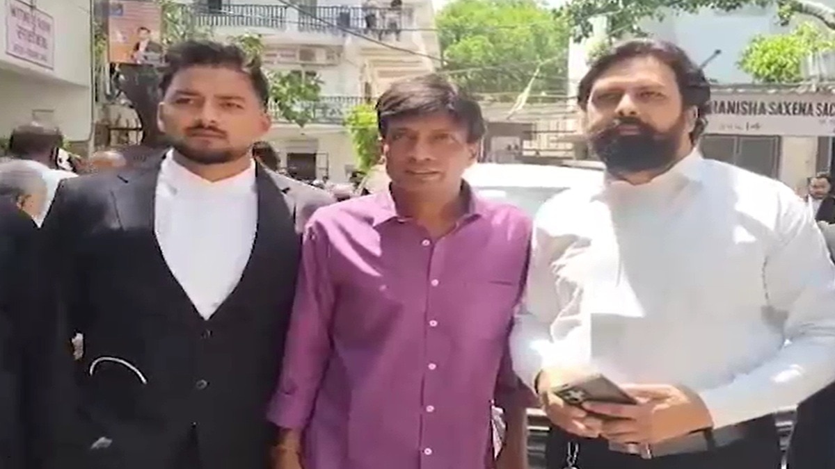  मेरठ कोर्ट पहुंचे कॉमेडियन सुनील पाल (Photo: Screengrab)