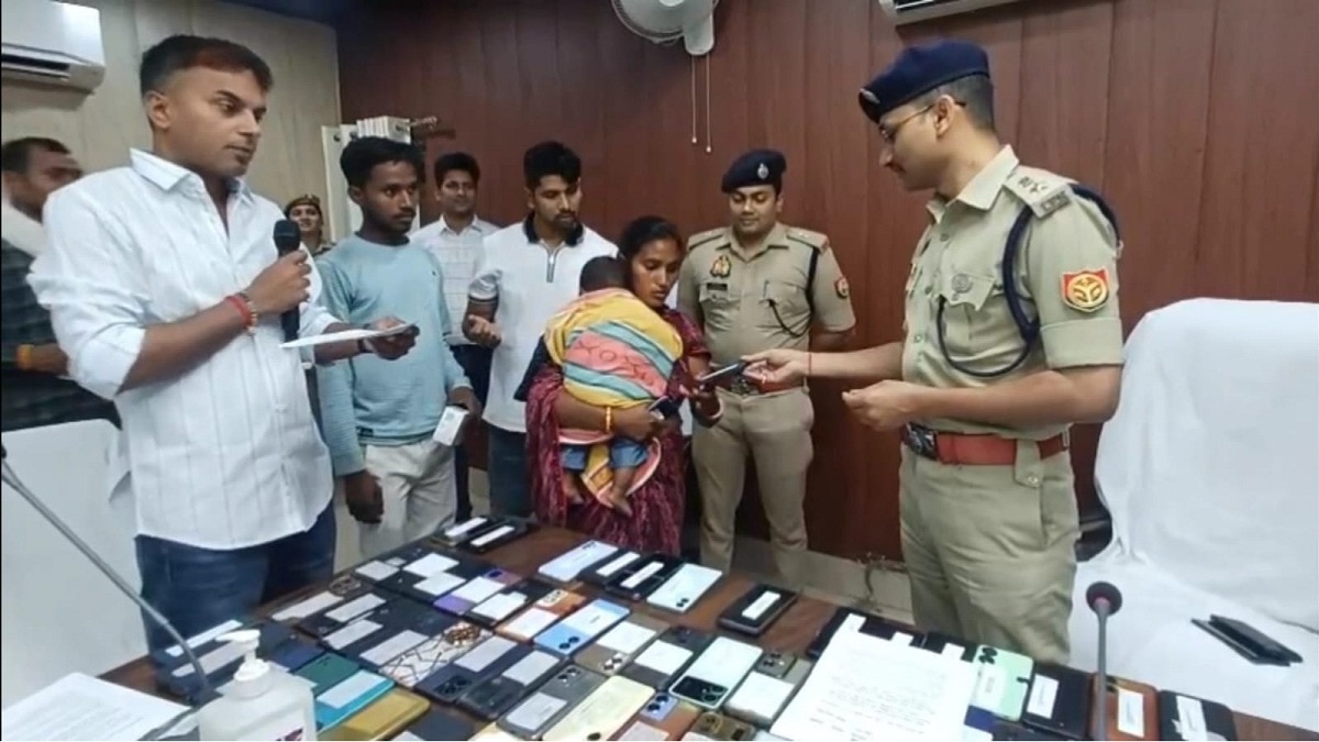 पुलिस ने लोगों को खोए हुए फोन वापस कर दिए. Photo ITG