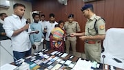 पुलिस ने लोगों को खोए हुए फोन वापस कर दिए. Photo ITG पुलिस ने लोगों को खोए हुए फोन वापस कर दिए. Photo ITG