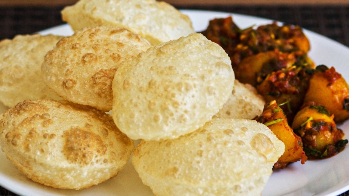 साधारण पूरी से कितनी अलग है बंगाली लुची? जानें इसे बनाने का सही तरीका (Photo- Adobe Stock)