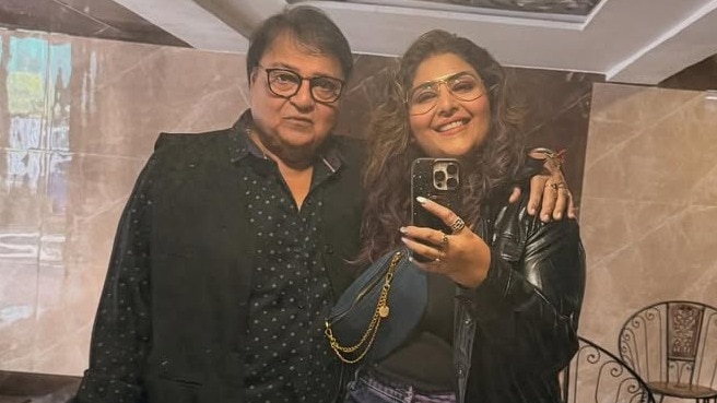 बेटी रितिका बेदी के साथ राकेश बेदी (Photo: Instagram/@babybedi)