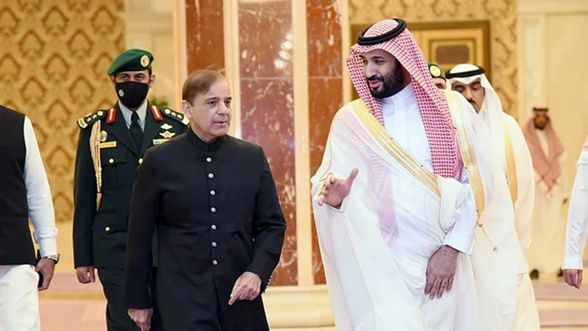 सऊदी अरब ने PAK को 3 अरब डॉलर का कर्ज देने की घोषणा की है. (Photo: Pak PM office)