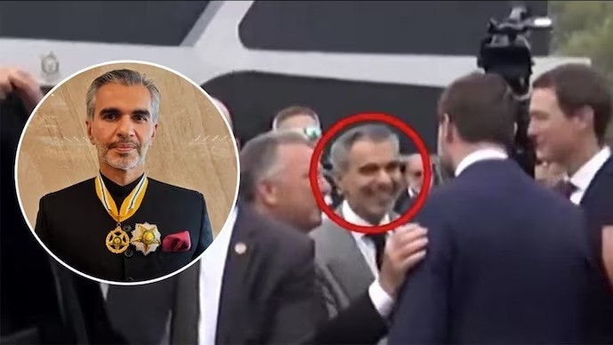 11 अप्रैल को पाकिस्तान में वेंस के साथ उमर की तस्वीरें वायरल. (Photo: AP)